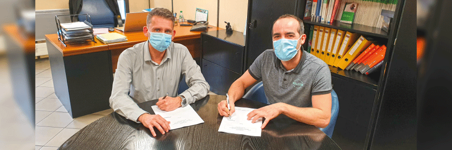 David Dompnier et Julien Ferrazzo signant le partenariat 