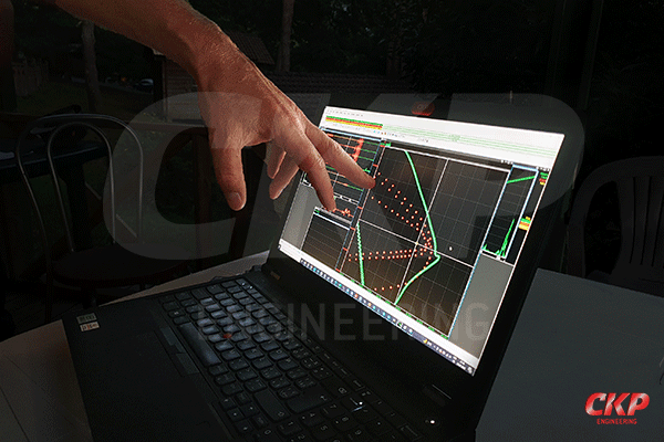 Nos ingénieurs Julien Ferrazzo et Patrick Bizon en briefing autour d’un projet devant un ordinateur