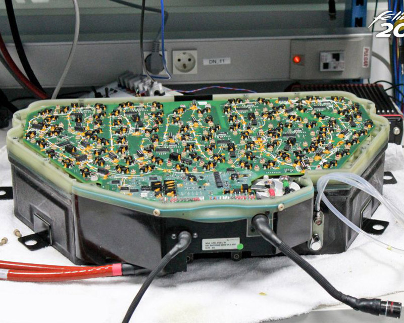 Electronique de gestion du powertrain hybride de la Peugeot 908