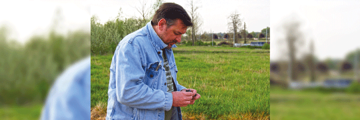 Portrait de Patrick Bizon en train d'observer un capteur 