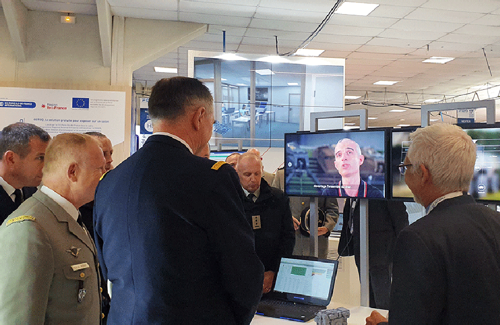 Chefs et généraux de l’Armée de Terre sont venus découvrir les vidéos du projet de maintenance prédictive sur le stand de Nexter