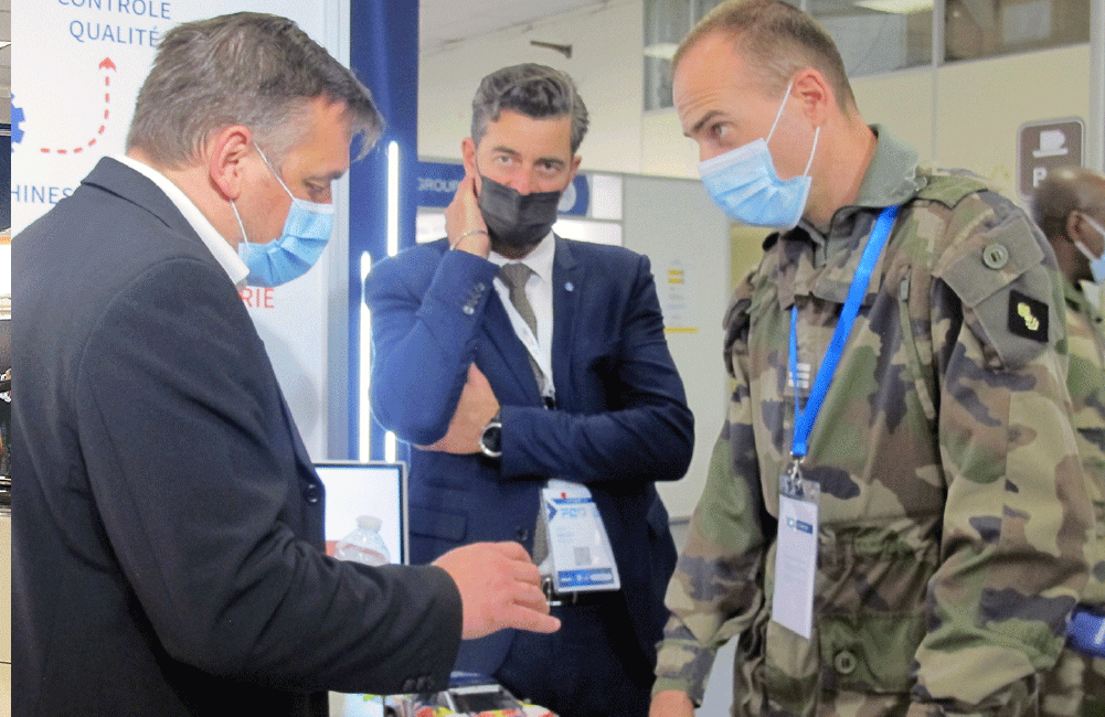 Patrick Bizon, ingénieur R&D, explique l’acquisition de données à un membre du corps technique et administratif de l’Armée de Terre