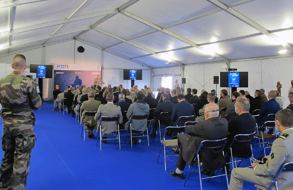 Inauguration du 17ème salon du FED par le général du corps des armées et le DC de la SIMMT, M. Jouslin de Noray.