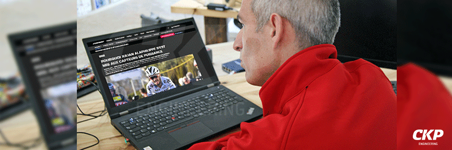Eric Mommey, Data analyst, lisant l'article sur Julian Alaphilippe