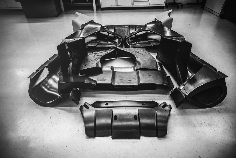 La carrosserie de la 3008 DKR mise entièrement à plat sur le sol. 